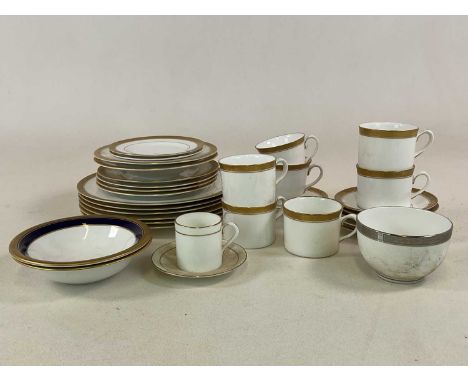 ROYAL WORCESTER; a quantity of 'Davenham' pattern tea/dinner ware, comprising six dinner plates, two flat rimmed soup bowls, 