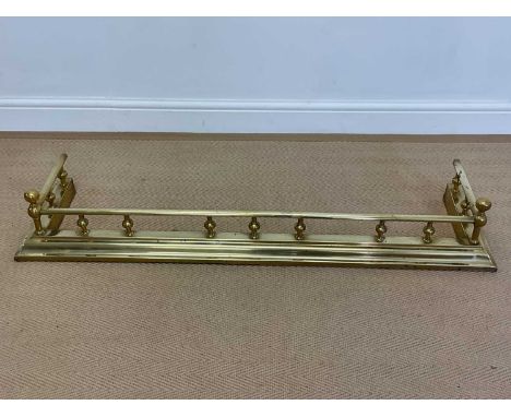 A brass fireplace fender, height 18cm, width 121cm, depth 33cm.