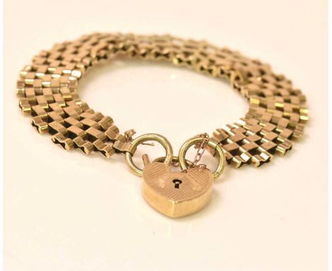 A 9ct yellow gold gate link bracelet with heart shaped padlock clasp, approx 18g.