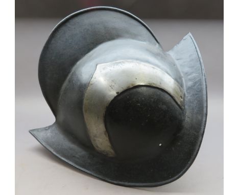 A "BLACK AND WHITE" COMB MORION IN GERMAN EARLY 17TH CENTURY STYLE ^ 20TH CENTURY¦with rounded two-piece crown joined along t