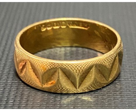 18ct hallmarked gold band ring, weight 4.7g approx.