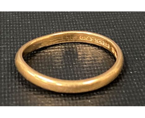 22ct hallmarked gold band ring, weight 2.7g approx.