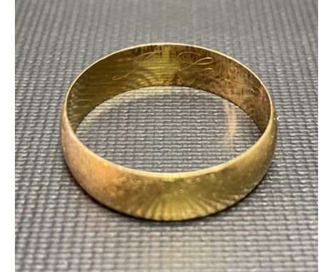 18ct hallmarked gold band ring, weight 4.8g approx.