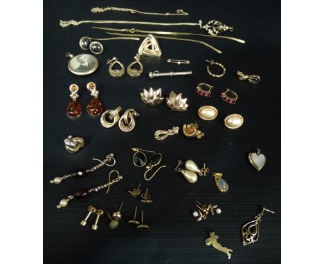 Collection of 9ct gold yellow metal and costume jewellery including a pair of 9ct gold diamond and ruby earrings