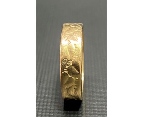 9ct hallmarked gold band ring with engraved decoration, weight 2.9g approx.