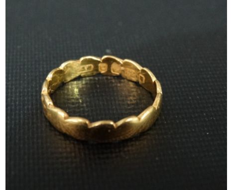 22ct hallmarked gold band ring, weight 2.8g approx.