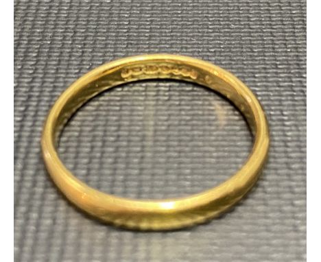 22ct hallmarked gold band ring, 2.7g approx.