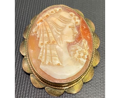 Yellow metal mounted oval shell cameo carved with a profile portrait of a woman, 4.5x3.5cm (shell AF)