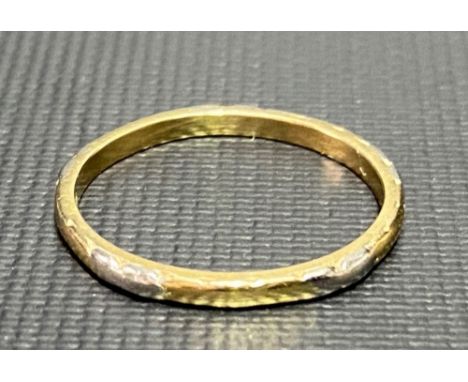 18ct and platinum band ring, weight 1.8g approx.