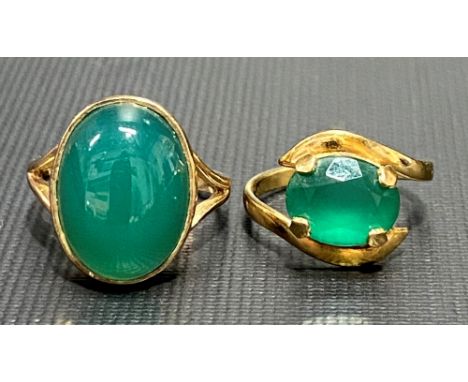 10ct gold green stone set ring together with a 9ct green stone set ring, weight 6.3g approx. 