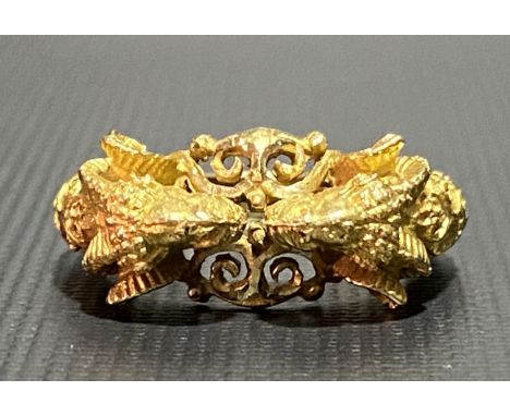 18ct gold Etruscan revival double rams head ring, stamped 18ct, weight 5.9g approx.