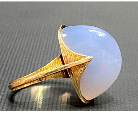 Mid Century 18ct gold chalcedony ring with textured shank, the stone of high cabochon cut, indistinct maker's mark, weight 8.