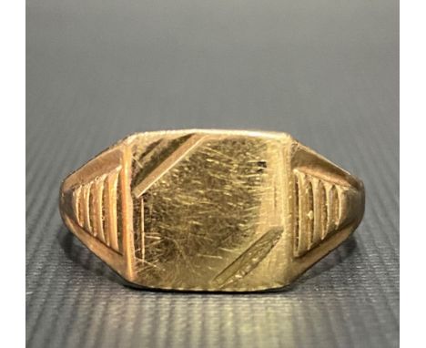 9ct hallmarked gold signet ring, weight 3.7g approx.