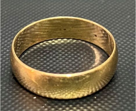 9ct hallmarked gold band ring, weight 2.2g approx.