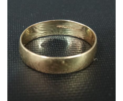 9ct hallmarked gold band ring, weight 2.7g approx.