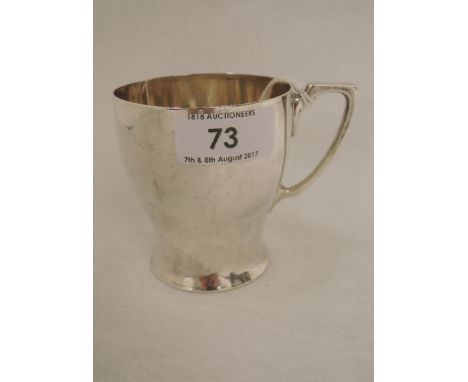 A silver cup of plain form having moulded architectural handle, Sheffield 1913, Lee & Wigfull