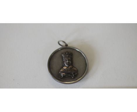 A MASONIC MEDALLION. A silver coloured metal Masonic Medallion with Kings Head opvera Sword & Bugle. 2" diameter with the ins