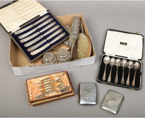 A quantity of silver items to include dressing table set, cigarette cases, small vinaigrette, silver teaspoons, bangle, silve