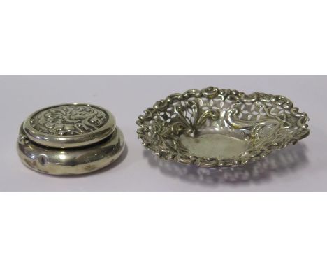 A Sterling Silver Circular Snuff Box with foliate embossed hinged cover and damaged dish, 62g 