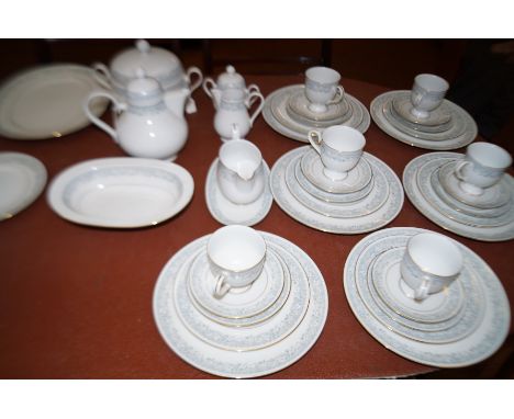 Noritake N517 iona service (39 pieces)