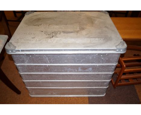 Large aluminium trunk Height 60 cm
