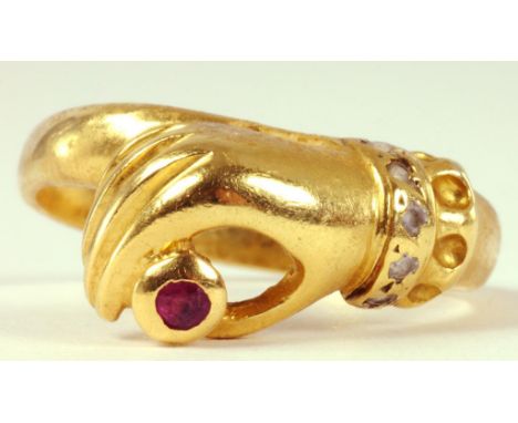 A RUBY AND DIAMOND LADY'S HAND RING, IN GOLD, MARKED 18CT, 5.1G