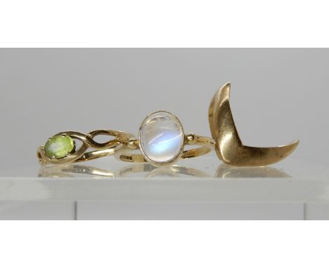 A 9ct gold moonstone ring size S, a 9ct gold peridot ring size R1/2 and a 9ct gold herringbone shaped ring size P1/2 approx, 