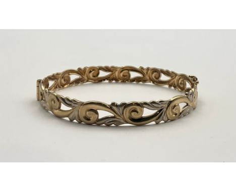 A 9ct Gold pierced openwork scroll half hinged bangle;fastening with a clasp, inside diameter approx. 6cm, stamped "375", tot