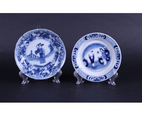 Two porcelain plates with frostings and playing boys decor. China, Yongzheng and later.Diam. 13.2 & 12.8 cm.