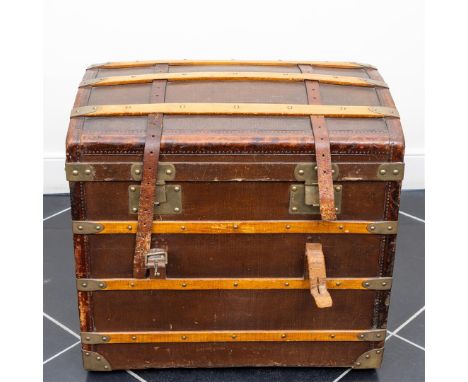 A trunk with convex lid and interior65 x 50 x 71 cm. 