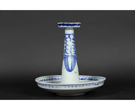 A porcelain blue and white oil lamp with floral decoration. China, 19th century.H.: 22 cm.