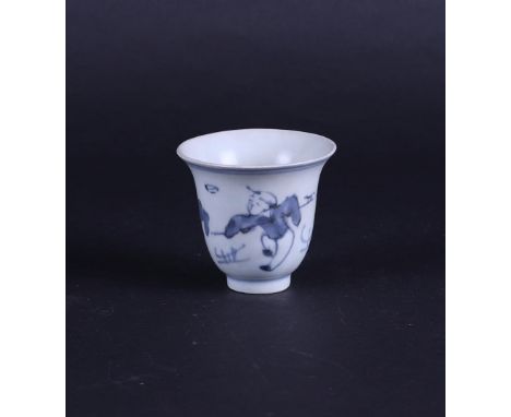A porcelain cup decorated with playing boys. China, Ming.H. 6 cm.