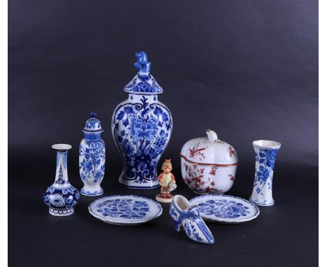 A lot of various pottery consisting of a Hummel and various pottery objects from: "De Porceleyne Fles".