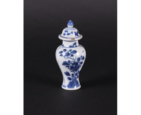 A porcelain baluster-shaped lidded vase with a 2-compartment division with a floral decor with insects. China, Kangxi/Yongzhe