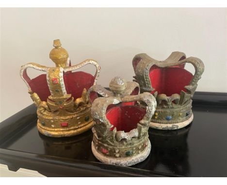 A lot consisting of (3) cold-painted iron crowns. First half 20th century.H.: 24 cm. 