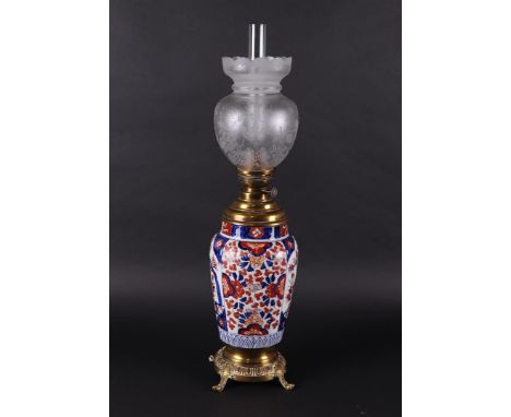 And a porcelain Imari vase converted into an oil lamp. Japan, 19th century.H.: 66 cm.