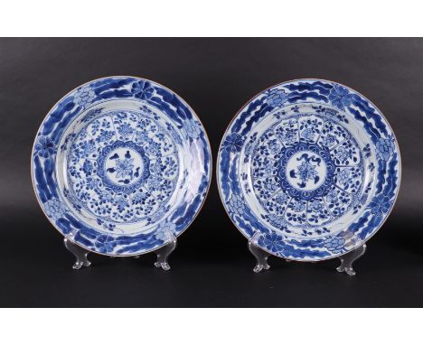 Two porcelain dishes with lotus leaf decoration and with floral decoration, in the center a lotus. China, Kangxi / Yongzheng.