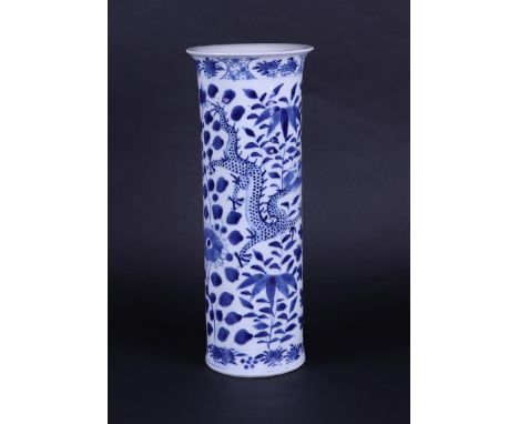 A scroll vase, decorated with dragons and peonies, marked Kangxi. China, 19th century.H.: 30 cm. x diam.: 12 cm. 