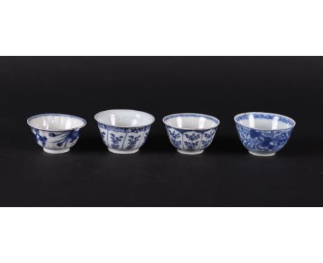 A lot with (4) various porcelain bowls, all with floral decor. China Kangxi/Yongzheng.Diam. Ca 6.7 cm.