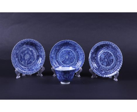A set of three saucers and a cup with parsley decor. China, circa 1800.Diam. 8 - 13 cm.