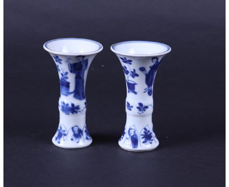 A set of beaker vases decorated with lises and fools, marked Yu (jade). China, Kanxi.H. 9,5 cm.