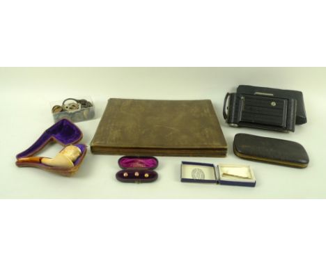 A group of mixed gentleman's collectables, to include three 9ct gold shirt buttons, 2.6g, a carved figural pipe, cased, an al