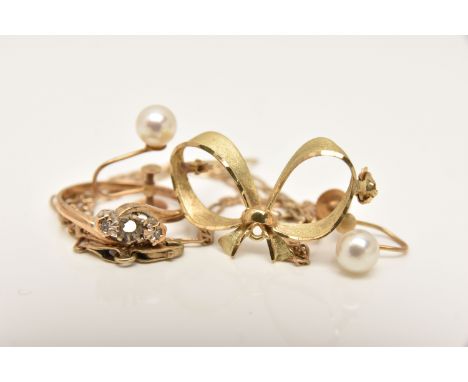 A SMALL ASSORTMENT OF JEWELLERY, to include an AF three stone ring (missing centre stone) with two single cut illusion set di
