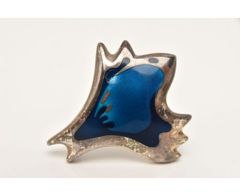 A SILVER 'GEORG JENSEN' HENNING KOPPEL BROOCH, design number 306 with blue enamel detail, approximate length 51mm, signed 'Ge