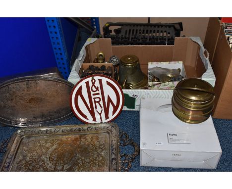 A BOX AND LOOSE METALWARES to include a quantity of assorted door handles and fittings, an iron fire grate with fleur-de-lis 