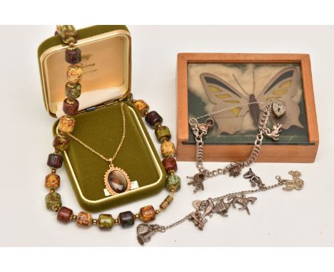 A COLLECTION OF COSTUME JEWELLERY, SILVER AND WHITE METAL JEWELLERY, to include a vintage glass bead necklace, a pendant and 