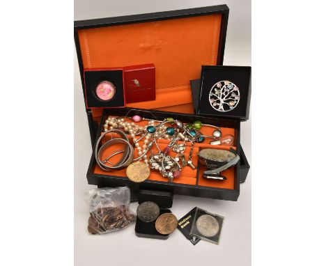 A BOX OF ASSORTED ITEMS, to include a hinged lid jewellery box, a small assortment of costume jewellery, a small selection of