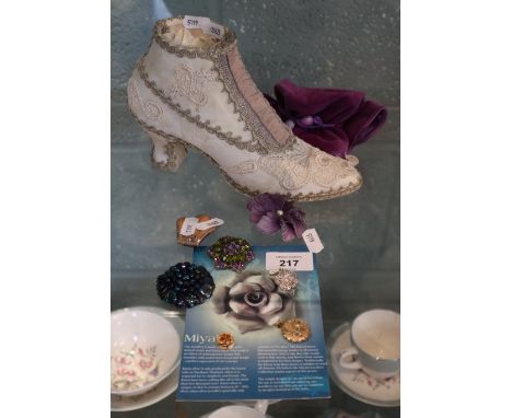 Vintage shoe and assorted brooches 