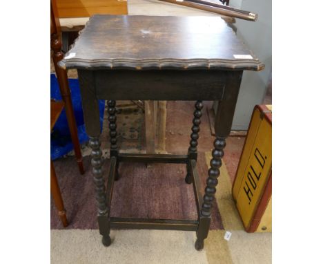 Oak occasional table with bobbin turned legs - Approx size: W: 45cm D: 45cm H: 73cm 