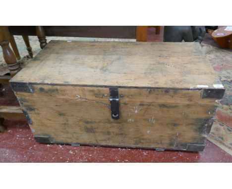 Large wooden trunk - Approx size: W: 92cm D: 49cm H: 41cm 
